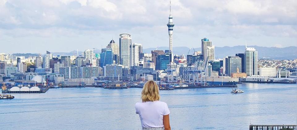 Von Devonport auf der nördlichen Hafenseite aus gibt es beste Aussichten auf Aucklands Innenstadt.