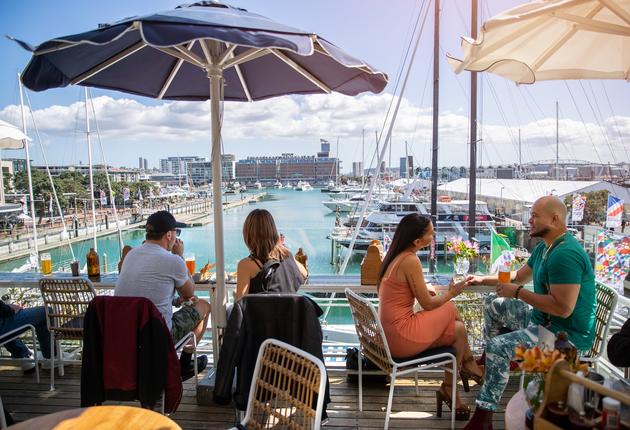 Auckland, auch bekannt als „City of Sails“ (Stadt der Segel), bietet Restaurants entlang der Uferpromenade, preisgekrönte Menüs und eine lebendige Gastronomieszene. In Auckland und auf Waiheke Island gibt es einige der besten Restaurants, Märkte und Esslokale.