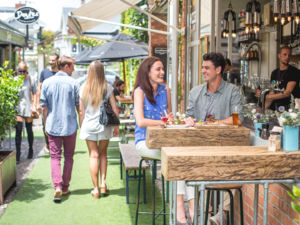 활기찬 골목길, 바닷가를 낀 레스토랑들이 모두 도보 거리에 있는 오클랜드의 도심에서 음식과 와인 모험에 나선다.