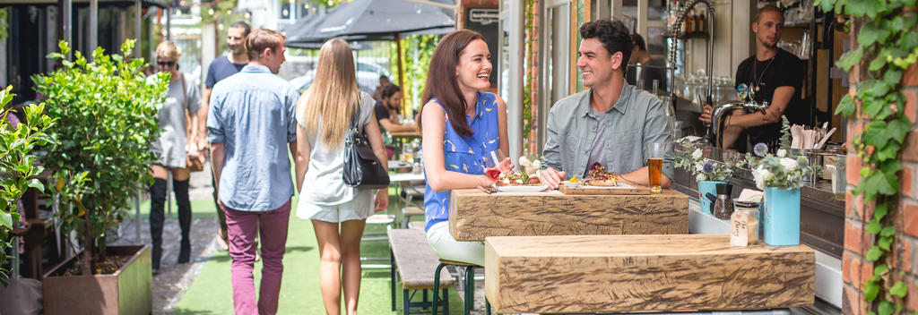 Koste vom urbanen Leben: Mit weltklasse Speisen und Wein in den lebendigen Gassen Aucklands oder in den Restaurants direkt am Hafen.