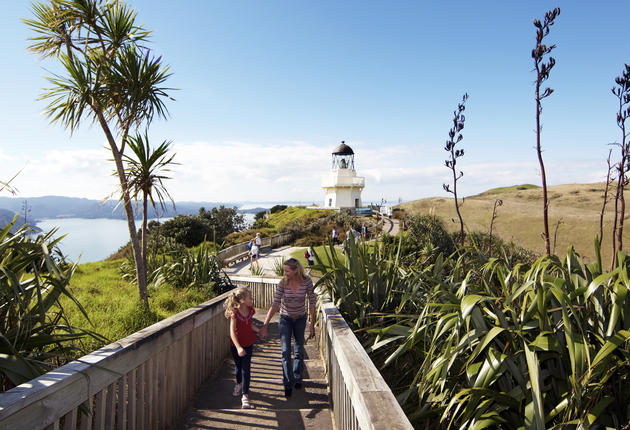 Explore the southern headland of a large west coast harbour. Enjoy walks and tranquil beaches in a regional park, or step out along the wild ocean coast.