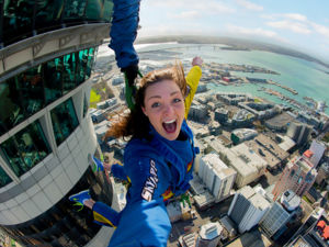 Schau mal! Ein Skyjump vom Sky Tower Fernsehturm ist ein episches Abenteuer in Auckland.