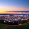 Blick auf die abendliche Skyline der Innenstadt von Auckland vom Mount Eden