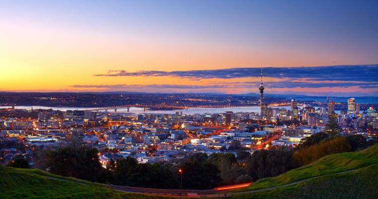 O horizonte à noite com as luzes da cidade de Auckland, visto do Mount Eden.