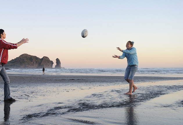 Der mit schwarzem Sand bedeckte Traumstrand Piha an der zerklüfteten Westküste Aucklands ist bei Surfern sehr beliebt. über die umliegenden Hügel mit ihren heimischen Wäldern führen mehrere Wanderwege.