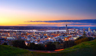 Blick auf die abendliche Skyline der Innenstadt von Auckland vom Mount Eden