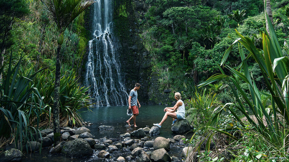 Die Karekare Falls befinden sich in den Waitākere Ranges, nur 40 Minuten von Aucklands Innenstadt entfernt.