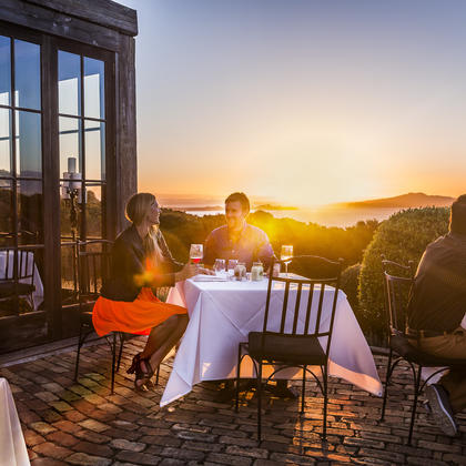 ワイヘキ島には20以上のブドウ園が点在しており、いずれも美しい風景に囲まれています。