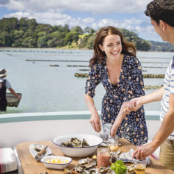 마타카나 와인 지대를 여행할 때, 오클랜드에서 북쪽으로 약 1시간 거리에 있는 마후랑기에 들러 신선한 굴과 진정한 현지 음식을 경험해 보자.