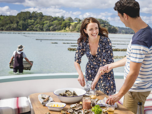 마타카나 와인 지대를 여행할 때, 오클랜드에서 북쪽으로 약 1시간 거리에 있는 마후랑기에 들러 신선한 굴과 진정한 현지 음식을 경험해 보자.