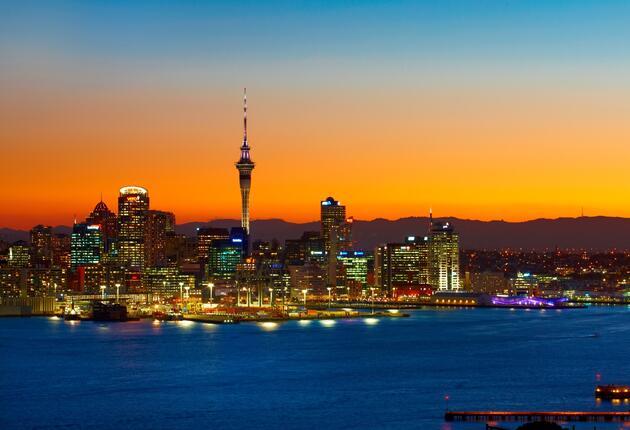 奥克兰地标高 328 米，360° 俯瞰全城，可观赏落日与璀璨夜景，双重美景尽收眼底。