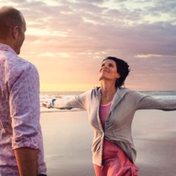 黒砂のビーチが美しいオークランドの西海岸を夕暮れ時に散策してみましょう