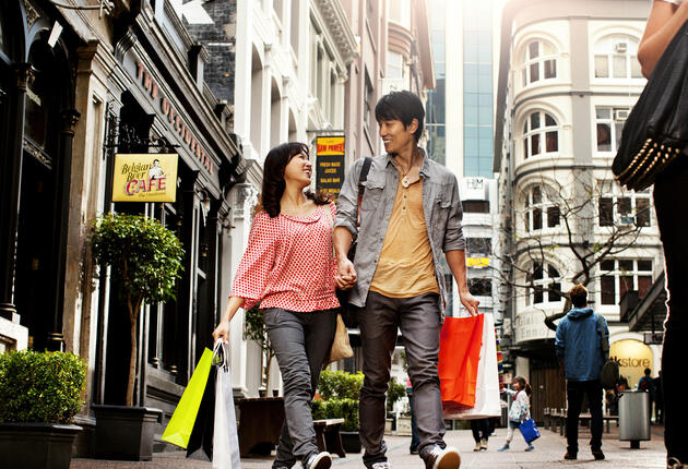 Go shopping in New Zealand and immerse yourself in bustling markets, artisan foods, designer labels and gifts infused with cultural uniqueness and beauty.