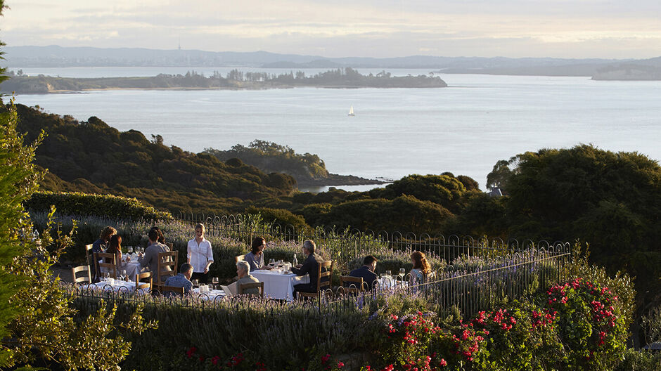 在奥克兰怀赫科岛的马德布里克葡萄酒庄品尝美食
