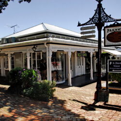 With its beautifully maintained colonial style properties, house art, craft shops and top cafes, Parnell is popular with locals and tourists.