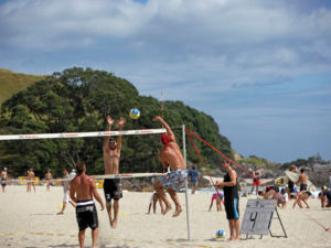 Faça amizade com os moradores locais e participe de uma divertida partida de vôlei de praia