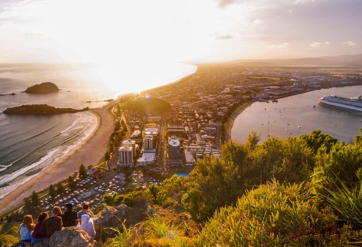 Experience top attractions in this 7 day campervan itinerary that takes you from Auckland through the rolling hills of the Waikato and Middle‑earth™. Surf in Mount Maunganui, explore Rotorua and finish with amazing food and wine in Napier. Find out more. 