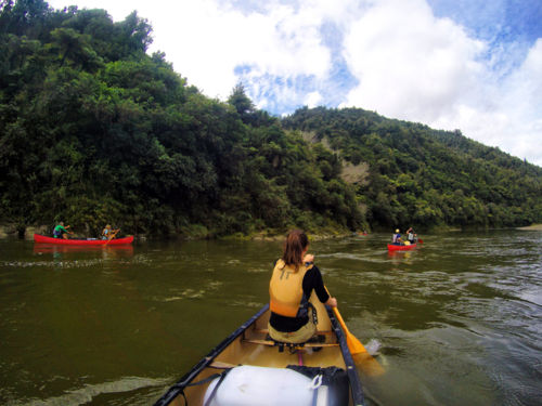 カヌーでワイコエカ川を行く、オポティキ