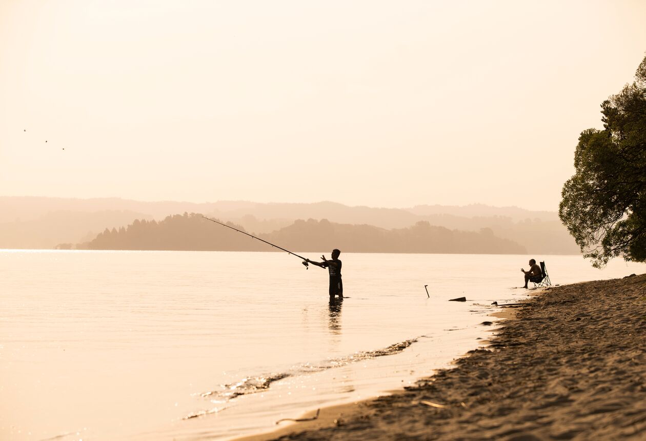 丰盛湾是新西兰北岛最受欢迎的热门观光地之一。丰盛湾地区拥有众多壮美的海滩，美味多汁的奇异果和新西兰唯一的活火山，难怪是游客和本地人都喜爱的度假胜地。