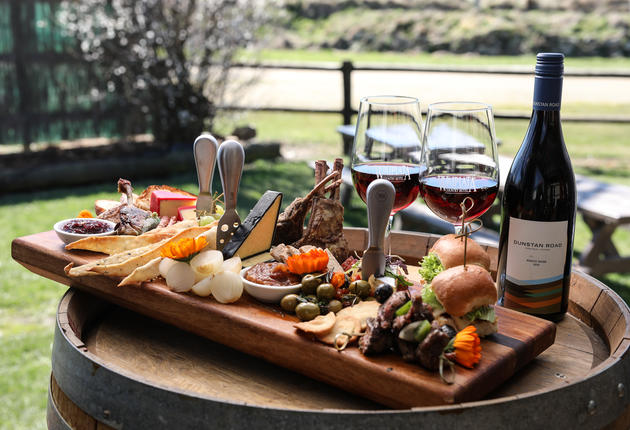 The weather patterns of Central Otago create excellent growing conditions for cherries and stone fruit. Featuring restaurants, cellar doors and food events. Explore the flavours of Central Otago with these top food experiences. 