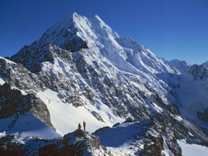 Wanderer bewundern Aoraki/Mount Cook in seiner ganzen Pracht an Tag 2 des Ball Pass Crossings.