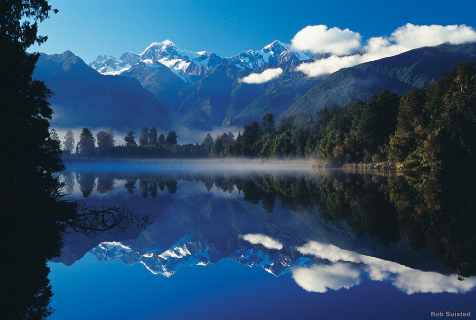 在《霍比特人：意外之旅》中，库克山（Mount Cook）及其周边的山峰常常作为航拍背景出镜。