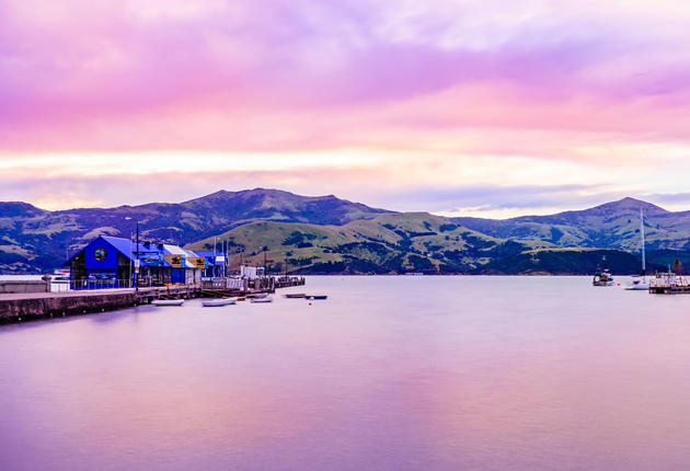 Als französischste Stadt Neuseelands verzaubert Akaroa durch historische Gebäude, einen wunderschönen Hafen und eine Leidenschaft für gutes Essen.