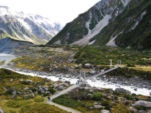 作为奥拉基库克山国家公园内最受欢迎的一条步道，风景优美的胡克谷步道带你走进南阿尔卑斯山（Southern Alps）山麓，饱览高山、冰川和河流的美丽景色。