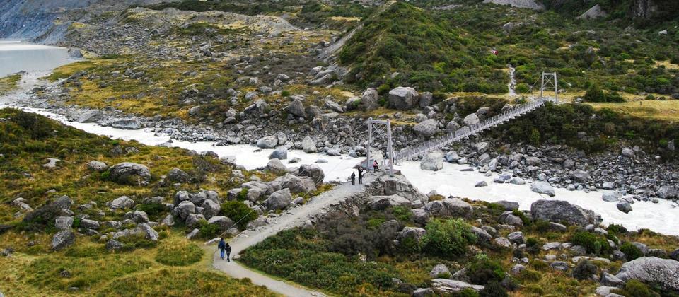 Im Aoraki Mt Cook Nationalpark können mehrere kurze Wanderungen unternommen werden, z.B. der Hooker Valley Track sowie der Governors Bush Walk.