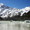 Die höchsten Gipfel der Southern Alps erheben sich majestätisch über dem Hooker Glacier Lake.