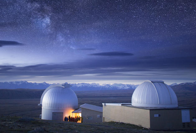 맑고 투명한 하늘, 독특한 별자리, 그리고 이 세상이 아닌 듯한 뉴질랜드의 풍경이 마법 같은 천문 관측 경험을 제공한다.