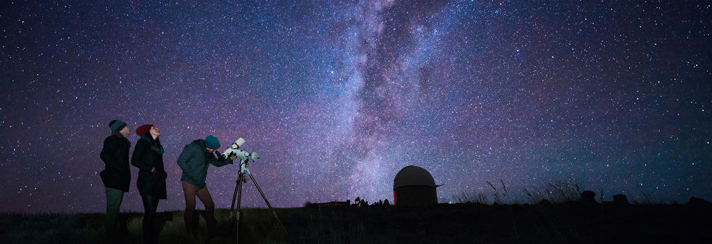 マウント・ジョン天文台は美しいテカポ湖のそばにあります。世界最大規模のダークスカイ・リザーブの星空をたっぷりと満喫してください。