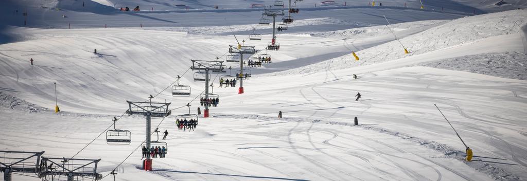 Gondelbahnen in einem Skigebiet