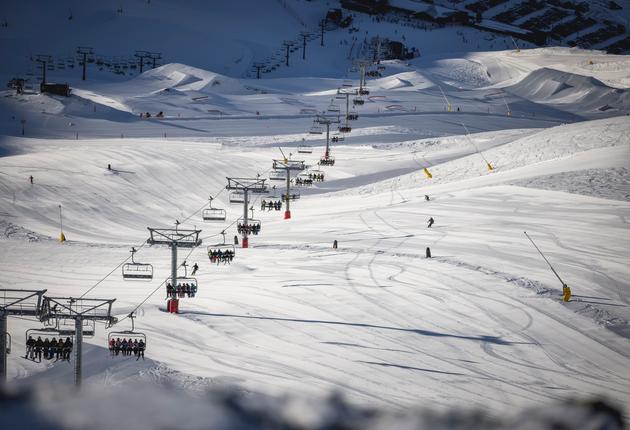 Skifahren wie ein Einheimischer – genieße die atemberaubende Bergkulisse, entspannte lokale Hotspots und die weitläufigen Pisten, die Christchurch zu bieten hat.