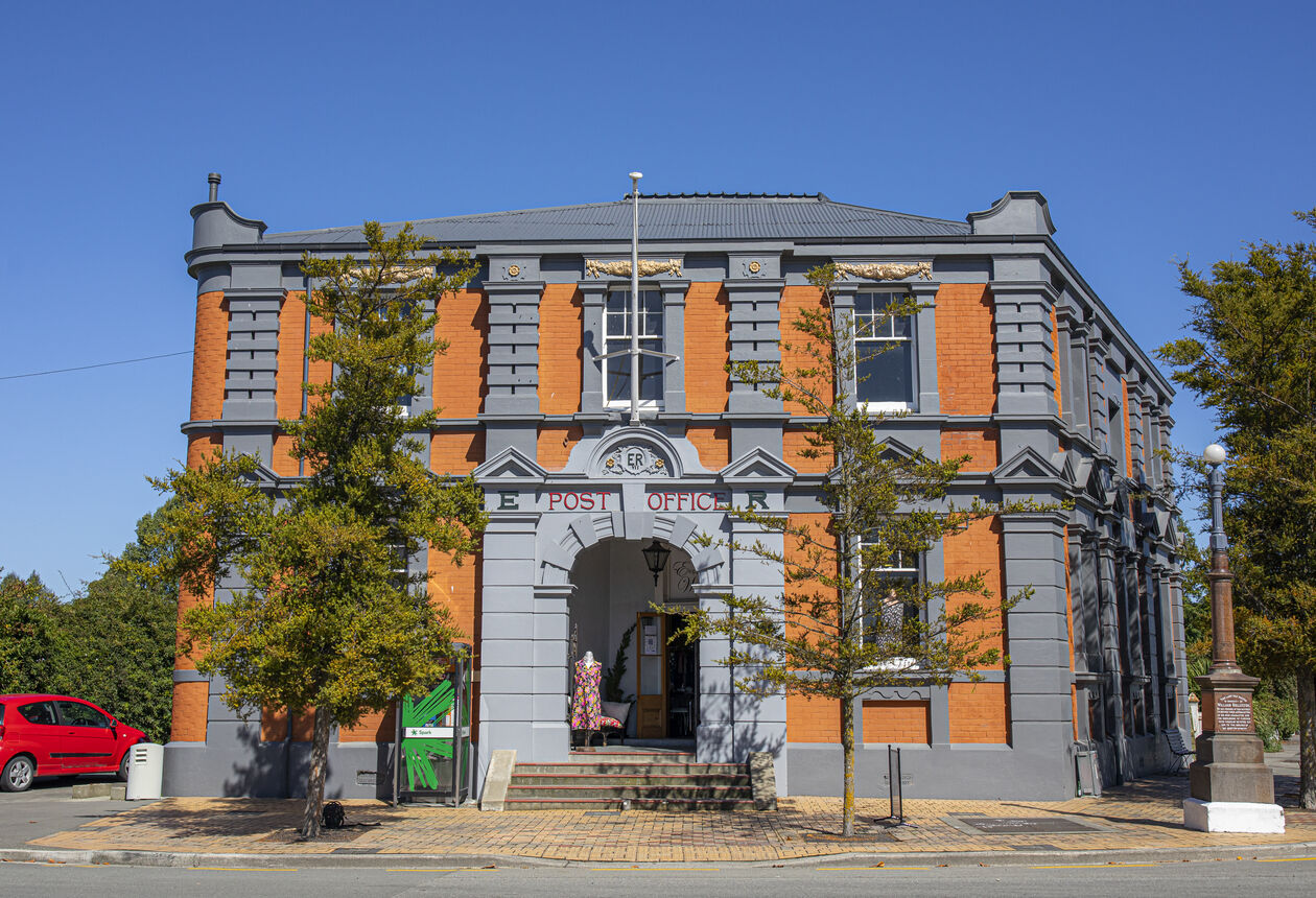 Will you stop in Temuka to fish for salmon or shop for stoneware? This South Canterbury country town is a centre of angling and pottery.