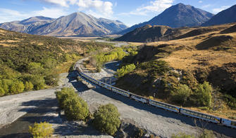 Die TranzAlpine gehört zu den schönsten Zugverbindungen der Welt und führt durch Wälder, Ländereien und über die spektakulären Südlichen Alpen von einer Küste zur anderen.