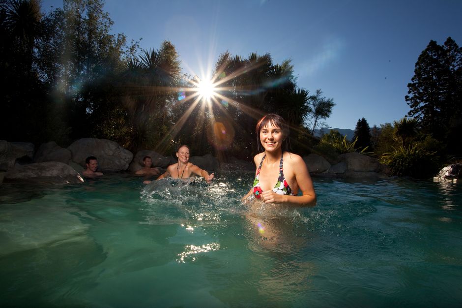 享受汉默温泉（Hanmer Springs）温热池水的浸泡，驱散一整天的疲劳。