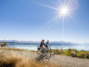 ターコイズブルーの湖とそびえるサザンアルプスを眺めながら、整備されたトレイルを歩いたり、サイクリングするのがおすすめです。