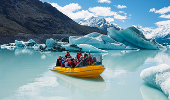 グレーシャー・エクスプローラーでは、タスマン氷河の見学に案内します。末端の湖では浮いている氷を触ることもできます。