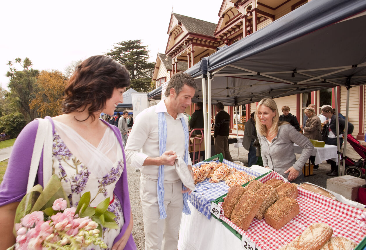 Christchurch is bordered by hills and the Pacific Ocean, and is situated on the edge of the Canterbury plains stretching to the Southern Alps.
