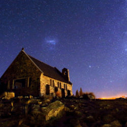 깨끗한 공기, 독특한 별자리, 별세계 같은 자연환경 등이 어우러져 마치 마법에 걸린 듯한 뉴질랜드의 밤하늘