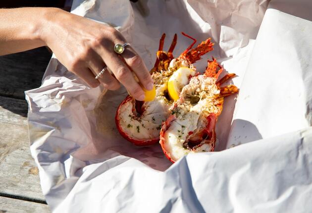 Kiwis love New Zealand seafood, green-lipped mussels and roast lamb. As well as a good pavlova with kiwifruit and strawberries.  Add some of our favourite Kiwi food and drinks to your list of foods to try when you're in New Zealand.