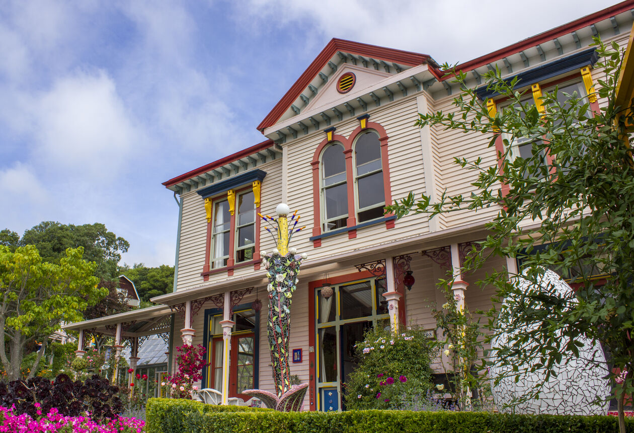 뉴질랜드 최대의 프랑스풍 타운인 아카로아의 유서 깊은 건물들과 아름다운 항만, 그리고 미식에 대한 열정이 당신을 매료시킬 것이다.
