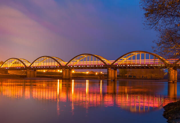 川沿いの静かな町バルクルーサでは、雄大なクルーサ川にかかるアーチ型のコンクリート製の橋が印象的です。