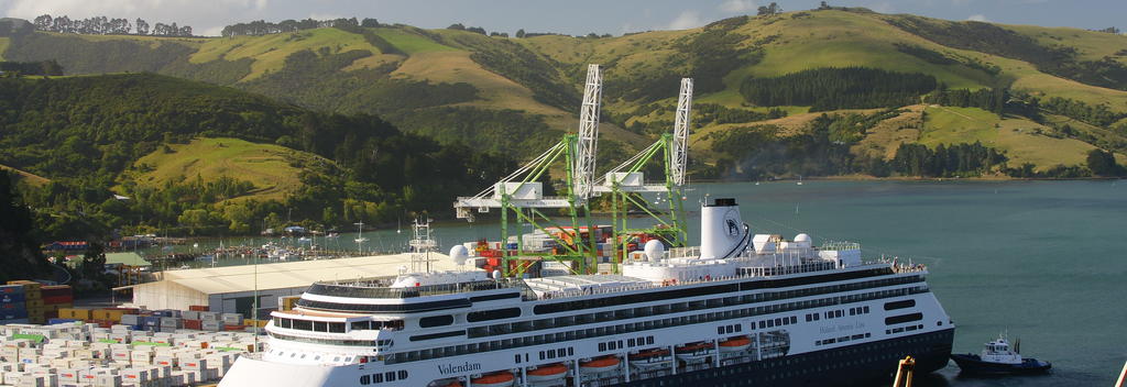 Departure of a cruise ship at Port Chalmers.