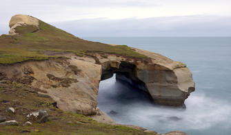 神秘的な雰囲気のトンネル・ビーチ。化石を探してみてください。