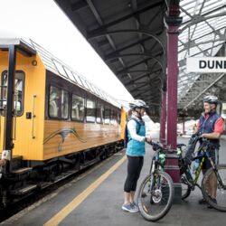 オタゴ・セントラル・レイル・トレイルでサイクリング