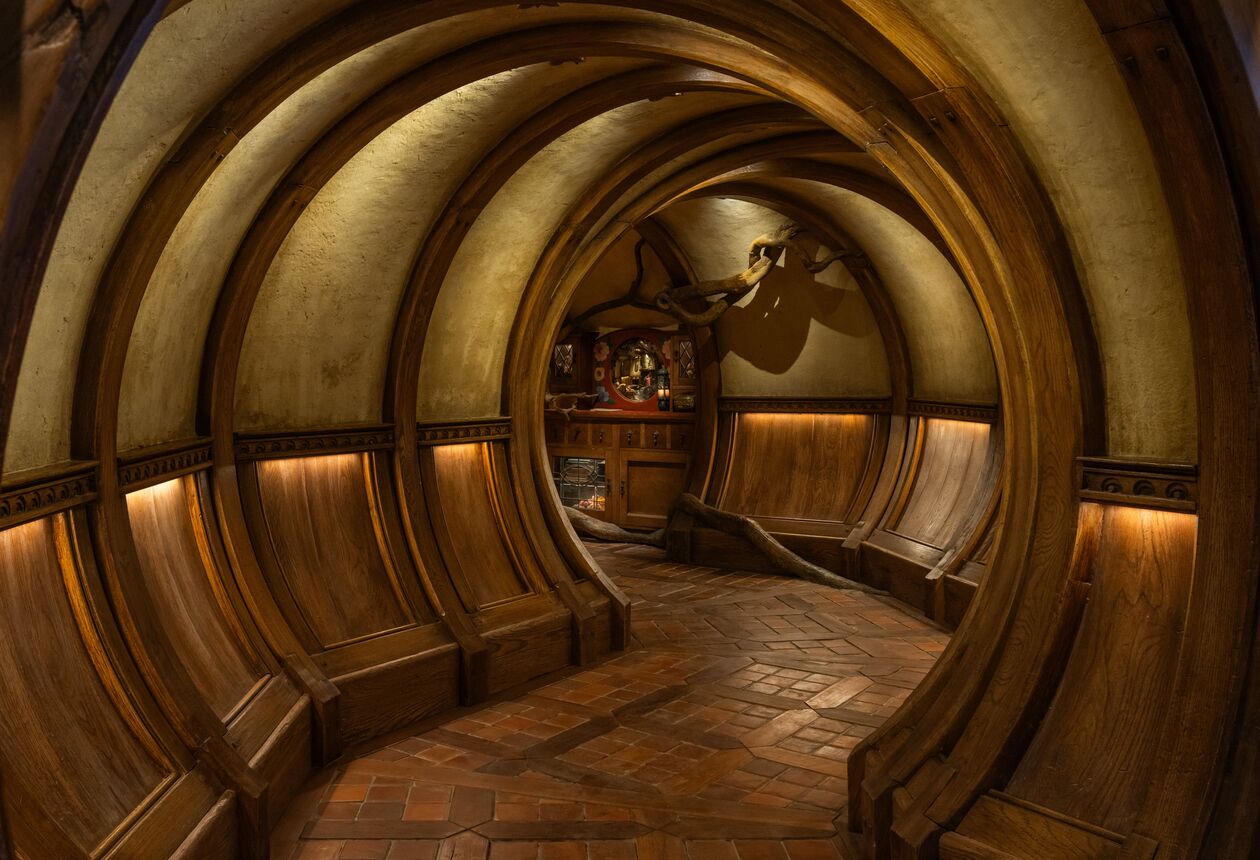 Bring Middle-earth to life with these amazing behind-the-scenes film tours for 'The Hobbit'. 