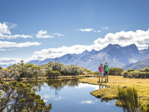 Dieser durch ein Gebiet mit hohen Berggipfeln, riesigen Tälern, Wasserfällen und kristallklaren Seen führende Pfad verbindet den Mount Aspiring National Park mit dem Fiordland National Park.