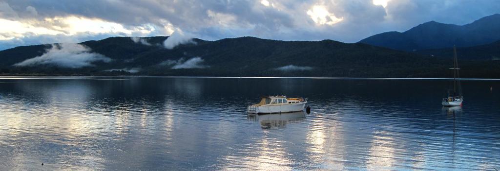 乘船出游是体验这片湖区魅力的极好方式。